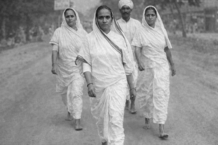 1913 में कस्तूरबा गांधी ने औपनिवेशिक कानूनों के खिलाफ महिला सत्याग्रहियों का नेतृत्व कैसे किया?